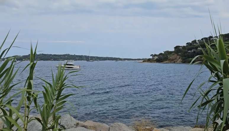 Barcos de passeio passam a uma curta dist&acirc;ncia dos t&uacute;mulos do Cemit&eacute;rio de Saint-Tropez