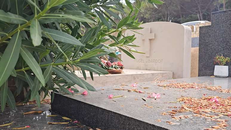 O t&uacute;mulo da fam&iacute;lia Mucel Bardot est&aacute; entre os mais discretos do cemit&eacute;rio constru&iacute;do &agrave; beira-mar