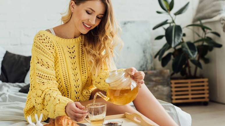 Apesar de seus usos populares, o ch&aacute; de carqueja n&atilde;o substitui tratamentos m&eacute;dicos e deve ser consumido com modera&ccedil;&atilde;o e orienta&ccedil;&atilde;o, especialmente em casos de uso cont&iacute;nuo ou condi&ccedil;&otilde;es de sa&uacute;de espec&iacute;ficas &ndash; depositphotos.com / AllaSerebrina