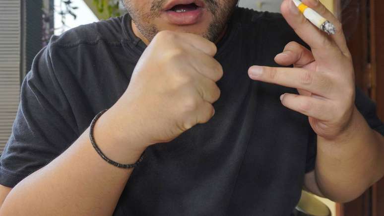 Entre as causas mais frequentes desse tipo de tosse est&atilde;o infec&ccedil;&otilde;es virais e bacterianas. Al&eacute;m disso, est&atilde;o na lista alergias respirat&oacute;rias, exposi&ccedil;&atilde;o prolongada &agrave; polui&ccedil;&atilde;o, fuma&ccedil;a de cigarro e doen&ccedil;as cr&ocirc;nicas dos pulm&otilde;es &ndash; depositphotos.com / padmanegara.harris88@gmail.com