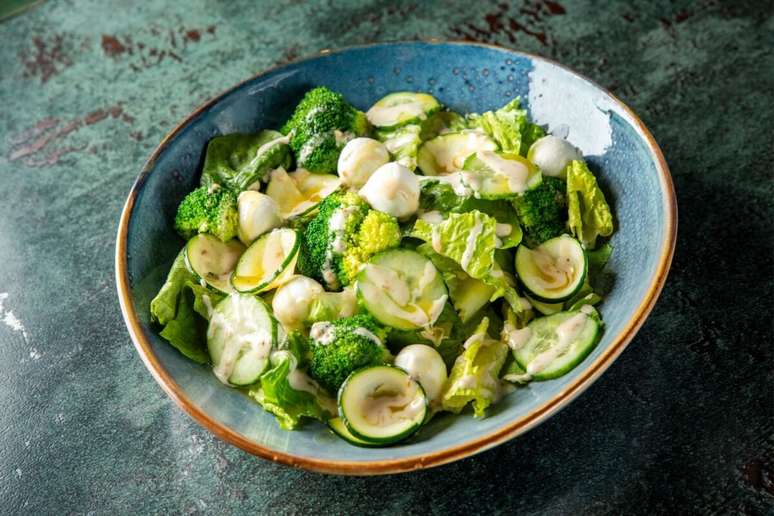 Salada com br&oacute;colis, mu&ccedil;arela de b&uacute;fala e pepino 