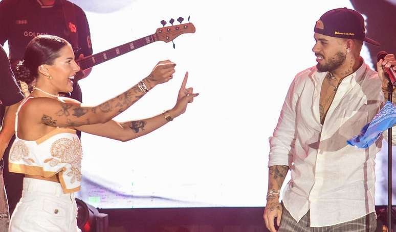 Zé ఫెలిపే మరియు అనా కాస్టెలా వారి 2 నెలల సంబంధం ముగిసిన తర్వాత వారి మొదటి ప్రదర్శనలో వారి మధ్య 'వాతావరణాన్ని' వెబ్ నివేదించిన తర్వాత వ్యంగ్యంగా స్పందించారు.