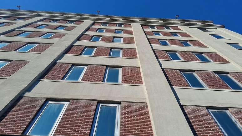 O MDC Brooklyn aparece com frequ&ecirc;ncia como exemplo de unidade que ilustra a crise estrutural do sistema prisional federal &ndash; Kidfly182/Wikimedia Commons