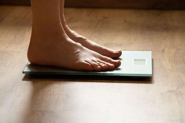 Esperar que o controle e a manuten&ccedil;&atilde;o do peso dependam exclusivamente de for&ccedil;a de vontade &eacute; irrealista e injusto, afirma Bini Suresh, chefe do departamento de nutri&ccedil;&atilde;o da Cleveland Clinic, em Londres