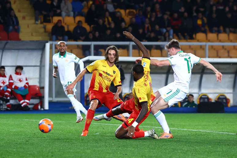 Momento do gol marcado por Evan Ferguson, que abriu o caminho para a vit&oacute;ria da Roma &ndash;