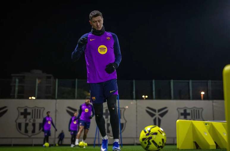 Lewandowski em atividade de prepara&ccedil;&atilde;o do Barcelona na Ar&aacute;bia Saudita &ndash;