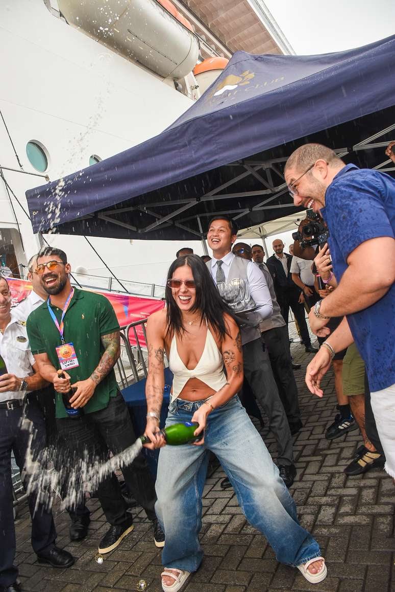 Ana Castela chegando no navio 