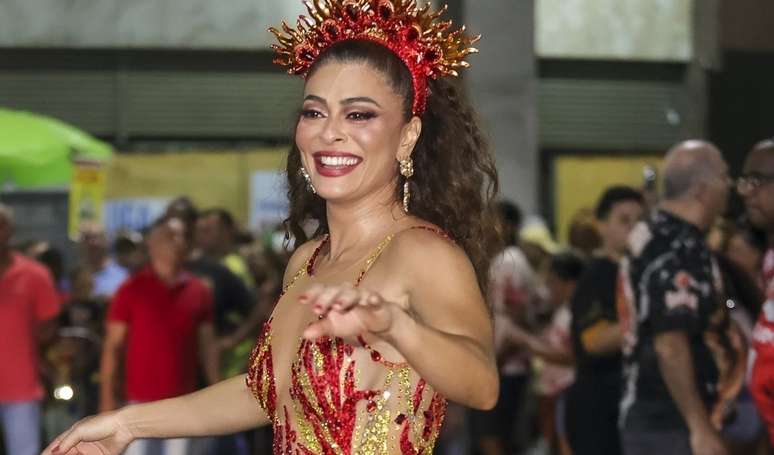 జూలియానా పేస్ 46 ఏళ్ళ వయసులో తన సూపర్ డిఫైన్డ్ బాడీ రహస్యాన్ని మరియు కార్నివాల్ 2026 కోసం సన్నాహాలను వెల్లడించింది.