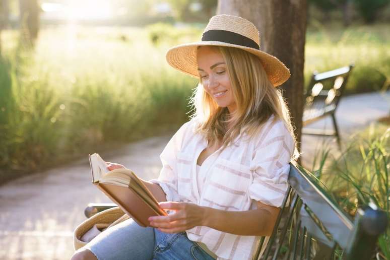 హాలిడే పుస్తకాలు ఎల్లప్పుడూ వాస్తవ ప్రపంచం నుండి డిస్‌కనెక్ట్ చేయడానికి మరియు మీ ఊహలకు మీ రెక్కలను తెరవడానికి సరైన ఆహ్వానం.