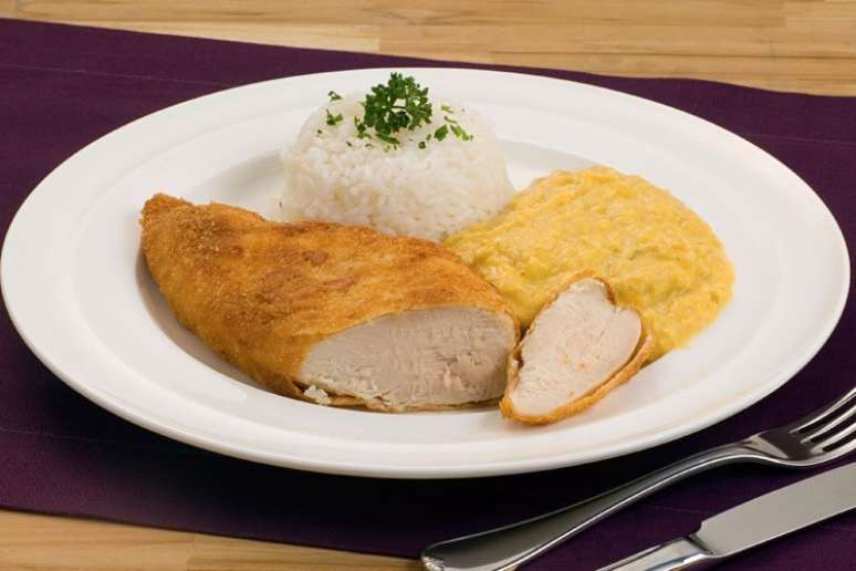 O delicioso frango empanado com creme de milho &ndash; Foto: Guia da Cozinha