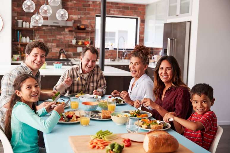 Mesmo fora da rotina, respeitar os hor&aacute;rios das refei&ccedil;&otilde;es favorece escolhas mais equilibradas 