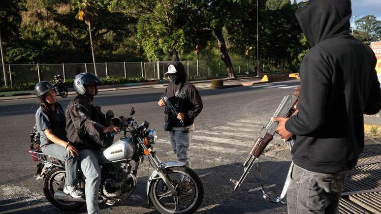 Caracas registrou prolifera&ccedil;&atilde;o de barreiras de controle oficiais e paramilitares na segunda-feira (5/1)