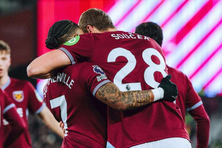 Jogadores do West Ham comemoram o gol, mas n&atilde;o adiantou. Na etapa final, o Nottingham virou a partida. J&aacute; s&atilde;o dez jogos sem vit&oacute;ria para os londrinos, que seguem dentro do Z-3.