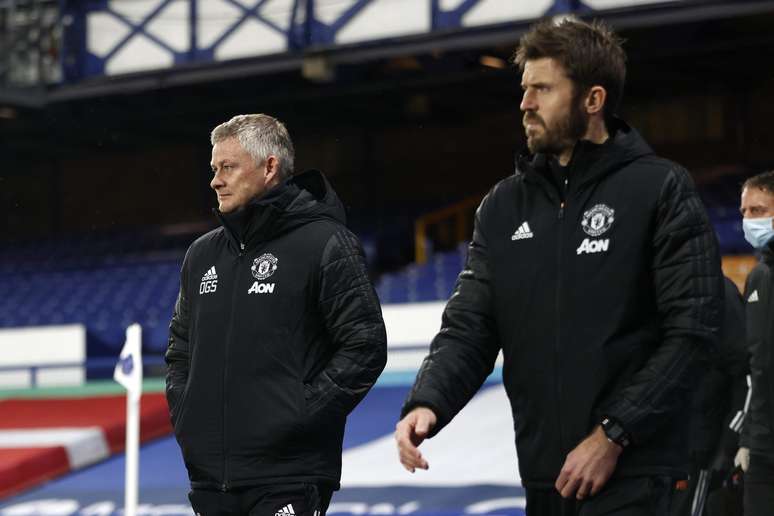 Solskjaer e Michael Carrick durante o per&iacute;odo que o noruegu&ecirc;s comandou o Manchester United 