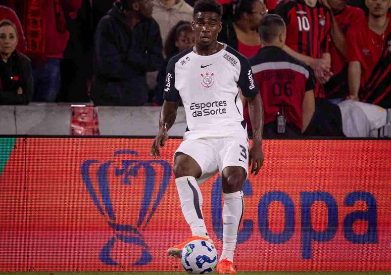 Desejo do Corinthians em negociar F&eacute;lix Torres, libera&ccedil;&atilde;o por empr&eacute;stimo e situa&ccedil;&atilde;o financeira adversa do Colorado facilitaram a negocia&ccedil;&atilde;o &ndash;