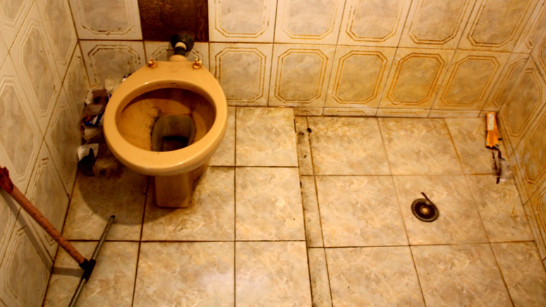 Situa&ccedil;&atilde;o do banheiro de um do alojamento de churrascaria em SP impressionou agentes do MTE