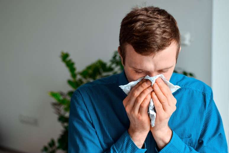 A transmiss&atilde;o da hansen&iacute;ase ocorre quando uma pessoa infectada e sem tratamento elimina a bact&eacute;ria por meio das vias respirat&oacute;rias 
