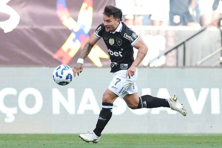 Artur est&aacute; na mira dois franceses &ndash;