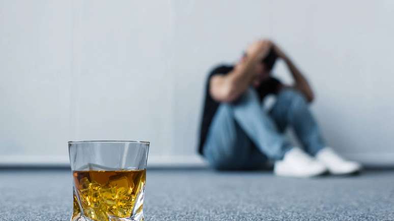 homem de ressaca ap&oacute;s ingerir whisky &ndash; depositphotos.com / HayDmitriy