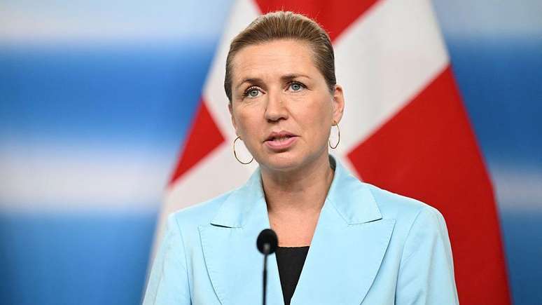 A primeira-ministra da Dinamarca, Mette Frederiksen, enfrentou press&atilde;o dos seus colegas europeus para n&atilde;o antagonizar com os Estados Unidos em rela&ccedil;&atilde;o &agrave; Groenl&acirc;ndia, durante as discuss&otilde;es para um acordo de paz para a Ucr&acirc;nia