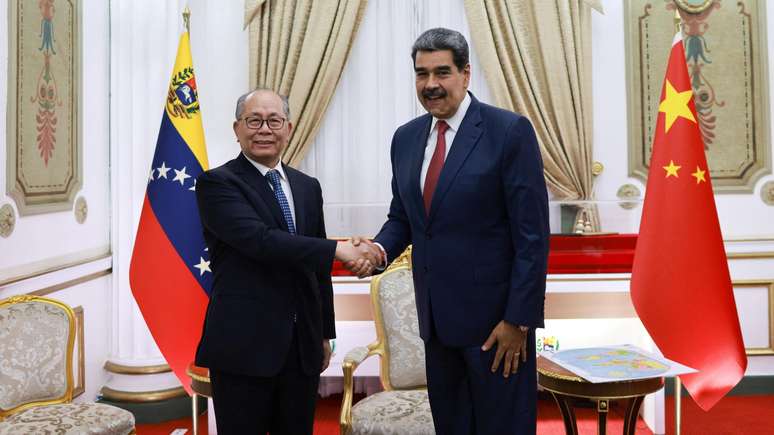 Horas antes do in&iacute;cio da opera&ccedil;&atilde;o americana, Maduro recebeu em Caracas o representante chin&ecirc;s Qiu Xiaoqi
