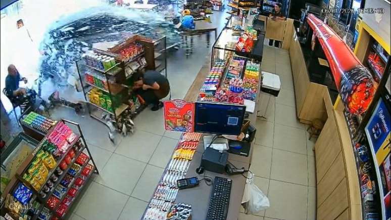 బుటాంటాలోని కన్వీనియన్స్ స్టోర్‌పై కారు దాడి చేసింది.