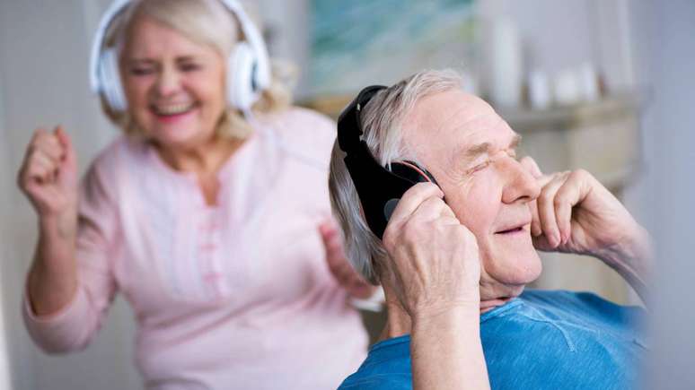 Estudos em psicologia e sa&uacute;de p&uacute;blica apontam que ter prop&oacute;sito de vida e rela&ccedil;&otilde;es sociais consistentes est&aacute; associado a menor mortalidade, melhor sa&uacute;de mental e menor risco de dem&ecirc;ncia &ndash; depositphotos.com / ArturVerkhovetskiy