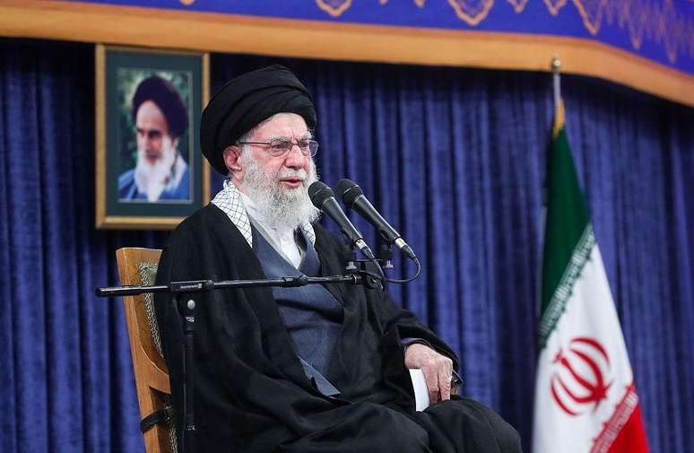 O l&iacute;der supremo iraniano, aiatol&aacute; Ali Khamenei, afirmou que os 'desordeiros precisam ser colocados em seus lugares'