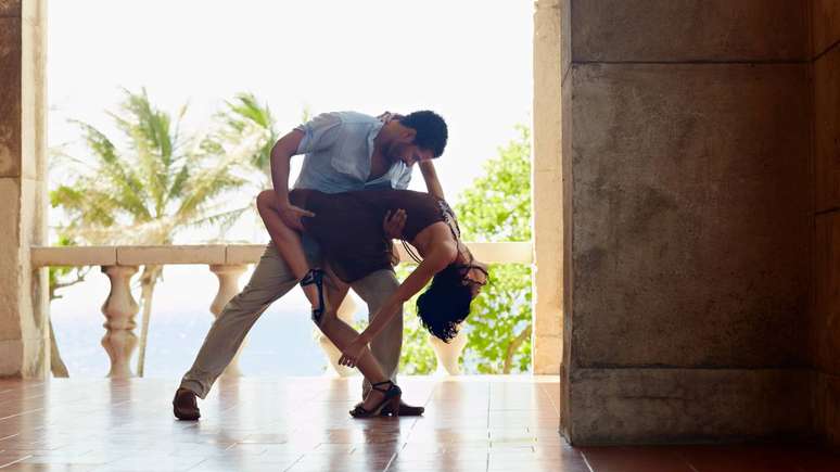 Com pr&aacute;tica regular e foco na base, essas dan&ccedil;as facilitam o aprendizado e tornam a experi&ecirc;ncia mais leve e divertida &ndash; depositphotos.com / diego_cervo