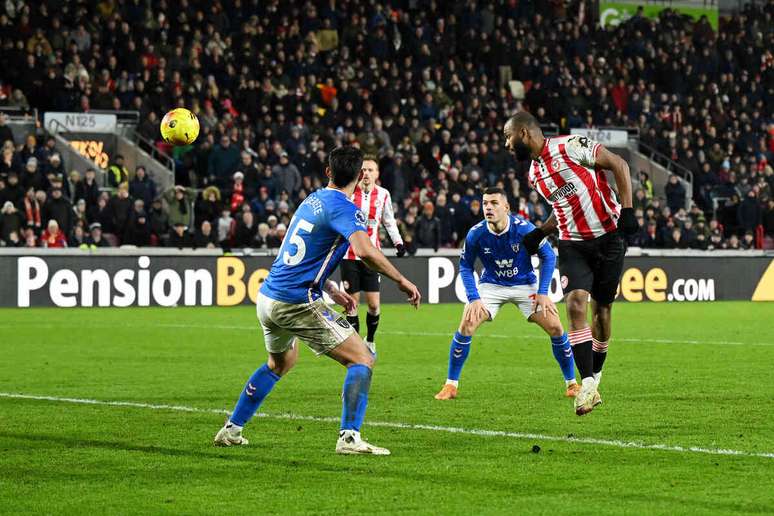 Igor Thiago cabeceia para fazer o gol hist&oacute;rico. Com ele, chega a 16 na Premier League. Jamais umnbrasileiro fez tantos gols numa &uacute;nica temporada na elite da Inglaterra.