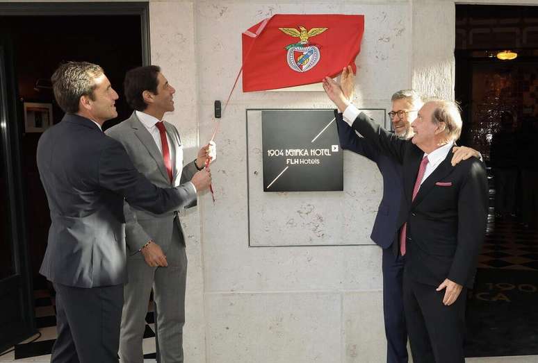 Itens simb&oacute;licos da hist&oacute;ria do Benfica durante visita guiada no hotel &ndash;