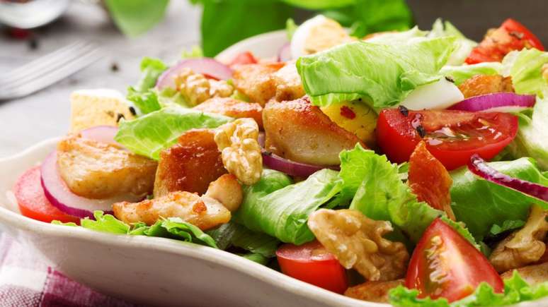 Salada de frango completa com molho de or&eacute;gano &ndash; Foto: Shutterstock