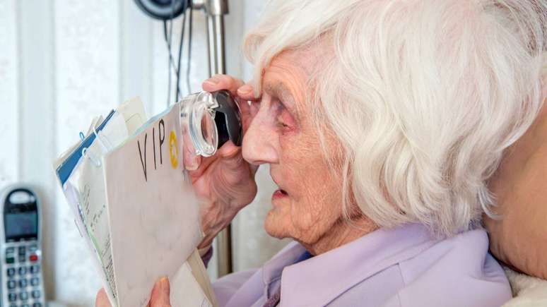 Aten&ccedil;&atilde;o aos sinais: vis&atilde;o borrada, manchas no campo visual ou dificuldade para ler podem indicar problemas nos olhos e refor&ccedil;am a import&acirc;ncia da avalia&ccedil;&atilde;o oftalmol&oacute;gica regular &ndash; depositphotos.com / neil.bussey@yahoo.com