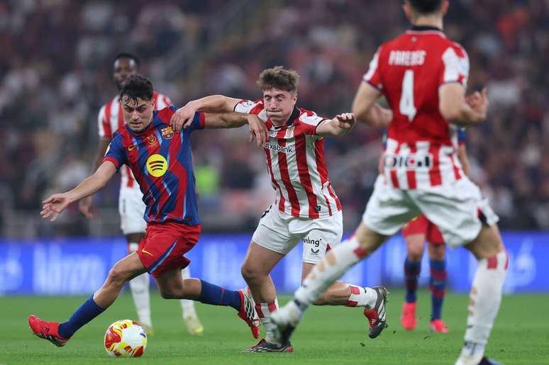 Pedri, do Barcelona, em disputa de bola com Ander Izagirre, do Athletic Bilbao &ndash;