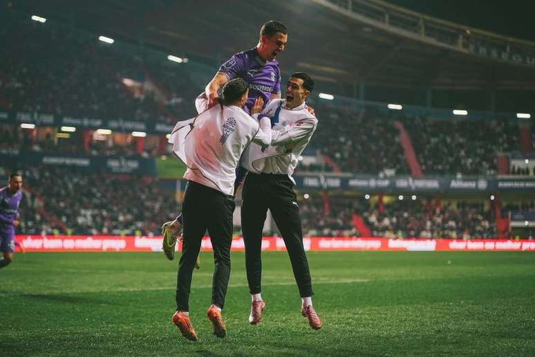 Jogadores do Braga comemoram um dos gols na vit&oacute;ria sobre o Benfica, em Leiria &ndash;