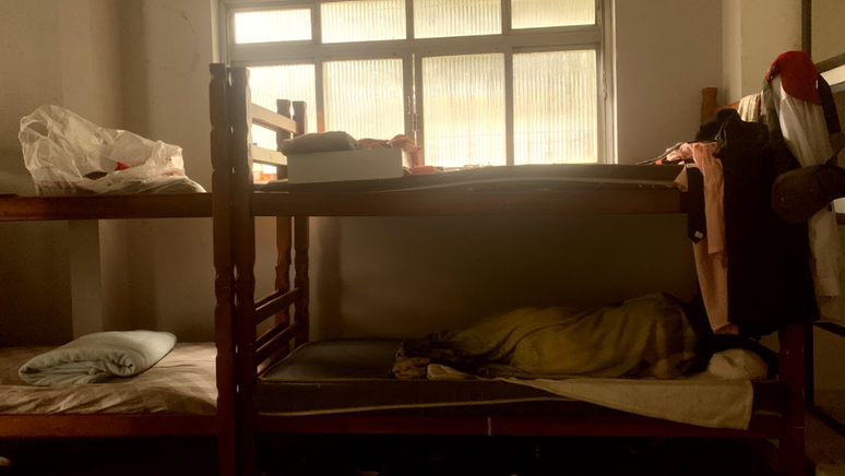 Colados uns aos outros e pr&oacute;ximos &agrave;s janelas, beliches impedem passagem de ar e dificulta limpeza dos espa&ccedil;os