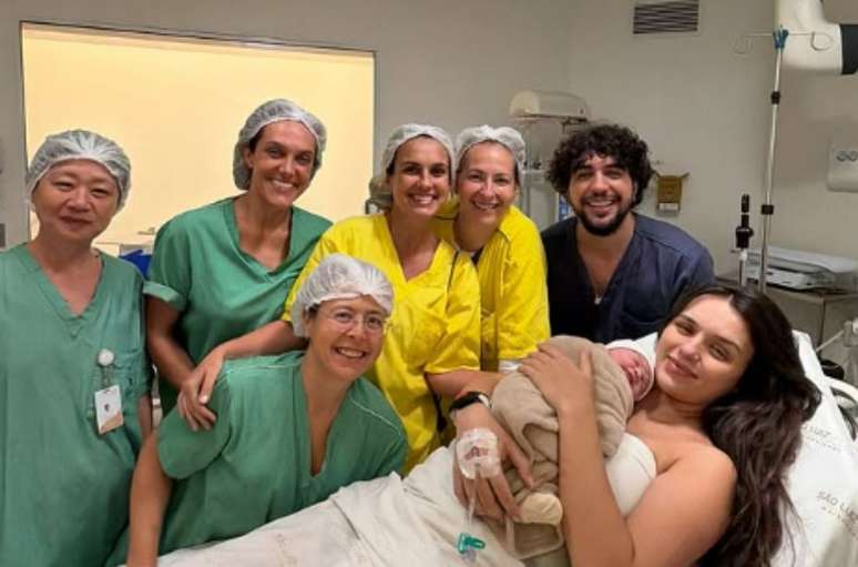 Nattan compartilhou momentos foto com equipe m&eacute;dica 