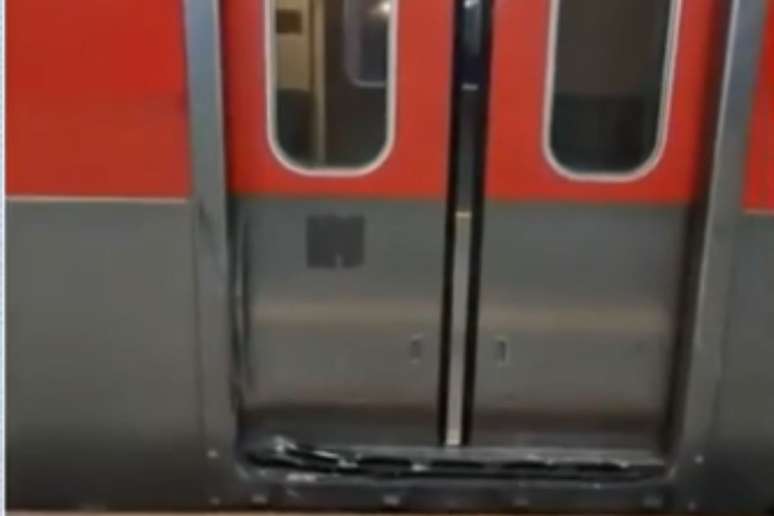 Danos na lateral da porta do trem