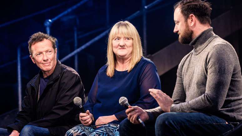 Joan Scourfield e seu ex-marido, David, juntaram-se a Jacob Dunne no palco ap&oacute;s as apresenta&ccedil;&otilde;es de Punch