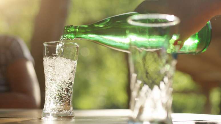 Para quem aprecia &aacute;gua com g&aacute;s, algumas estrat&eacute;gias simples ajudam a reduzir a sensa&ccedil;&atilde;o de incha&ccedil;o e a aproveitar a bebida como aliada na hidrata&ccedil;&atilde;o di&aacute;ria &ndash; depositphotos.com / Myvisuals