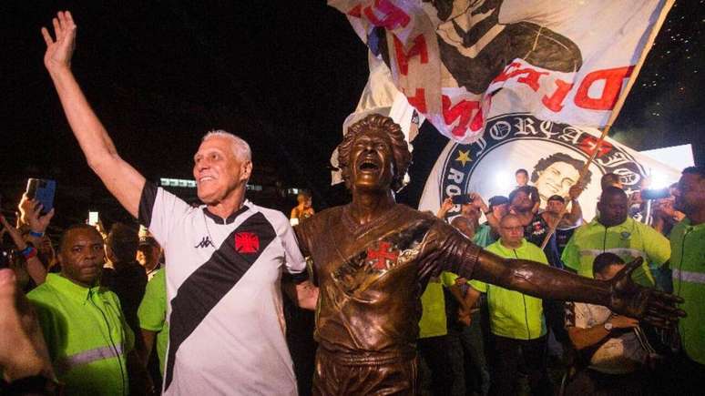 Roberto Dinamite recebe homenagem em vida: est&aacute;tua em S&atilde;o Janu&aacute;rio &ndash;