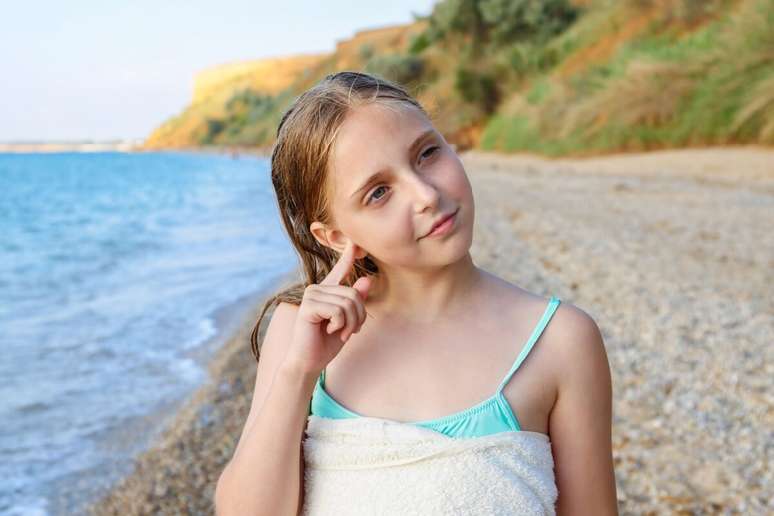 Posicionar a cabe&ccedil;a de lado e puxar a orelha devagar pode facilitar a sa&iacute;da da &aacute;gua no ouvido 