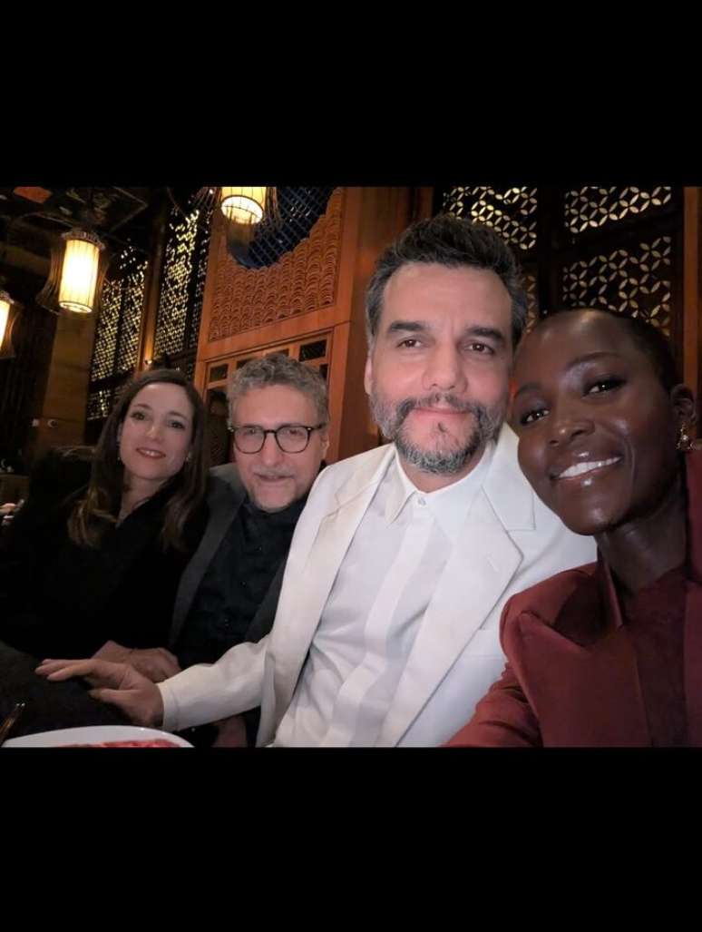 Selfie de Wagner Moura, Lupita Nyong&rsquo;o, Kleber Mendo&ccedil;a Filho e Emilie Lesclaux durante evento do New York Film Critics Circle