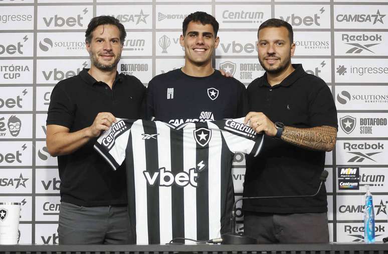 Villalba recebe o manto alvinegro das m&atilde;os dos diretores L&eacute;o Coelho e Alessandro Brito &ndash;