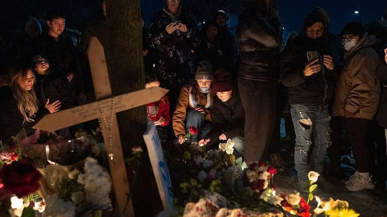 Pessoas deixaram flores, velas e mensagens em um memorial improvisado para Good em Minneapolis