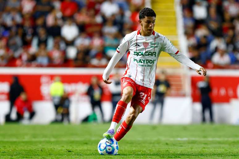 Meio-campista Johan Rojas 