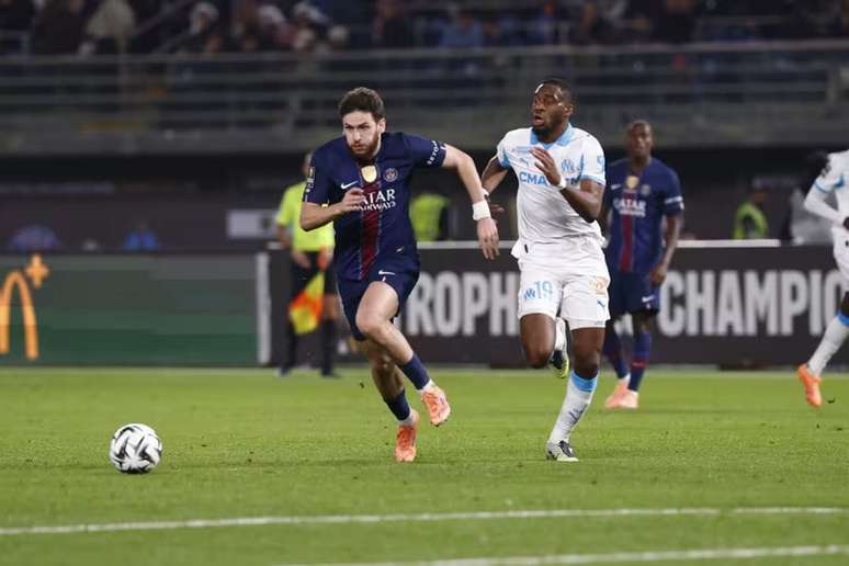 Kvaratskhelia vai ao ataque para o PSG, mas Kondogbia, do Olympique, o marca de perto.