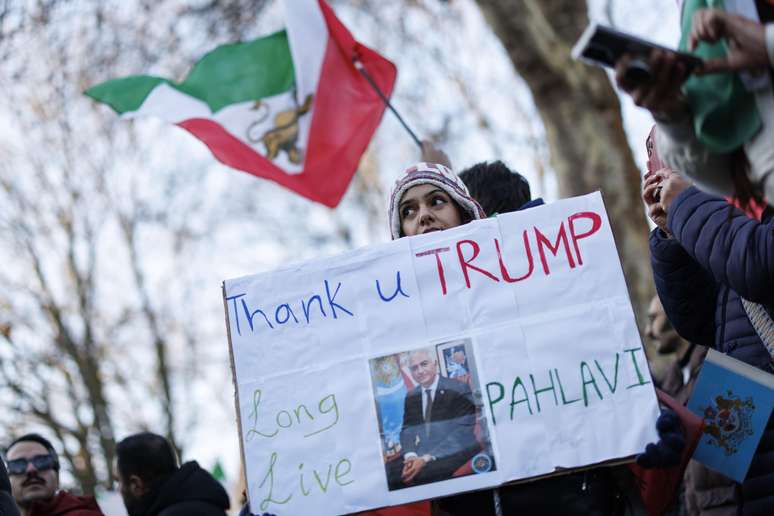 Manifestante em Londres mostra cartaz que diz: 'Obrigada Trump, vida longa a Pahlavi'