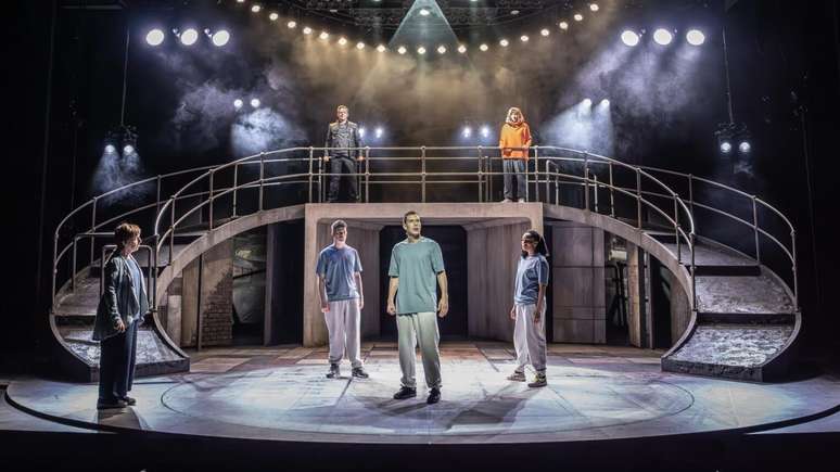 Julie Hesmondhalgh, &agrave; esquerda, interpreta Joana na pe&ccedil;a de teatro Punch