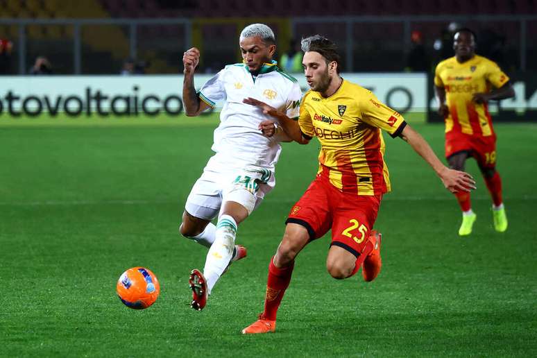 Wesley em disputa de bola com jogador do Lecce na Serie A &ndash;